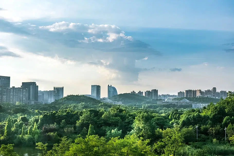 ciel bleu, parc, les bois, écologie, ensoleillement, santé, ville, Guiyang, guizhou, vue du lac de montagne, vue montagne lac parc, nuage, cumulus, extérieur du bâtiment, ciel, architecture, structure construite, arbre, plante, nuage - ciel, bâtiment, la nature, paysage urbain, personne, paysage, journée, croissance, horizon urbain, extérieur d'immeuble de bureaux, gratte ciel, couleur verte, en plein air, 5K